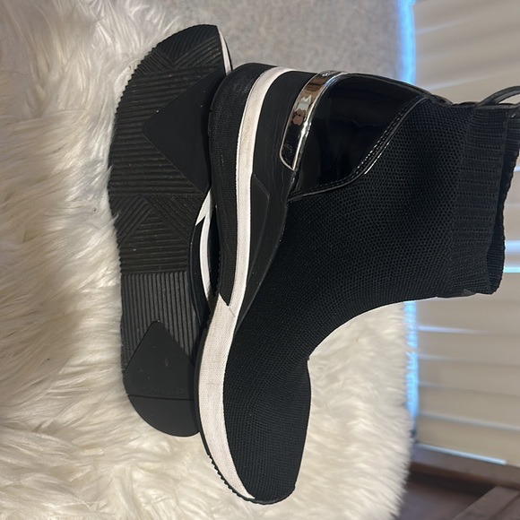 They are brand new I’ve used them like 3 times but they are really comfortable. - Picture 3 of 3